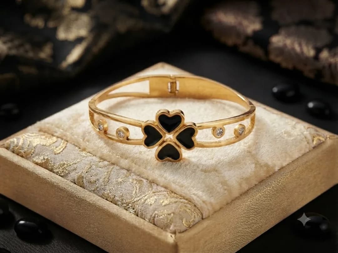 Trèfle Noir Gold Clover Bangle